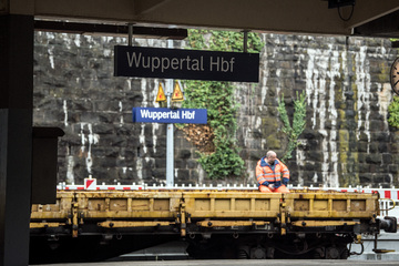 Junge (14) wird am Wuppertaler Hauptbahnhof von zehn Personen attackiert und überfallen