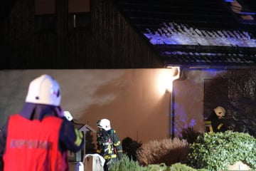 Bewohner will mit Gasflasche heizen und löst Verpuffung aus: Flur fängt Feuer