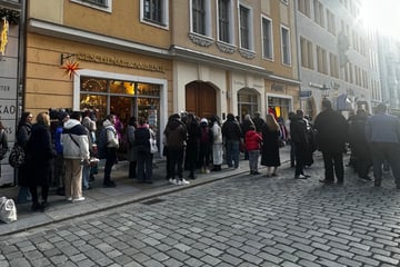 Dresden: Riesiger Andrang: Warum stehen in der Dresdner Altstadt Dutzende Menschen an?