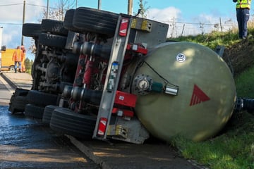 20.000 Liter: Güllelaster kippt um