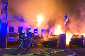 Berlin: Autohandel in Schmöckwitz brennt lichterloh! War es Brandstiftung?