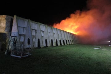 Tausende Strohballen brennen in der Börde: War es Brandstiftung?