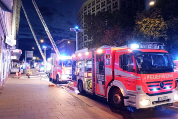 Stuttgart: Großeinsatz in Stuttgart: Feuerwehr rettet Person aus brennendem Dachgeschoss