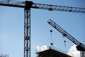 Drama auf Baustelle: Arbeiter von Kran erfasst und mitgeschleift