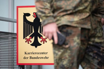Karrierecenter der Bundeswehr mit Farbbeuteln attackiert