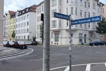 E-Scooter kracht in Leipzig gegen drei Autos: Polizisten finden Fahrer auf Straße liegend
