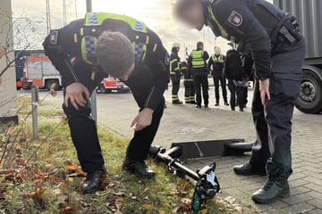 Lkw rollt über Bein von E-Scooter-Fahrer