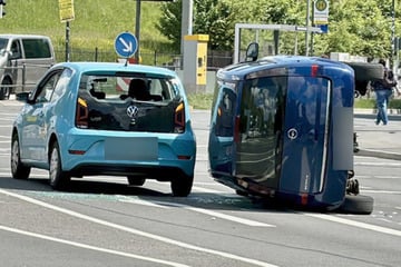 Unfall am Völki: Opel landet auf der Seite und rutscht gegen VW