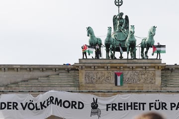Aktivisten klettern auf Brandenburger Tor und hängen Pro-Palästina-Banner auf
