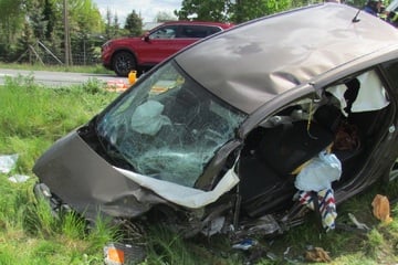 Seniorin gerät plötzlich auf Gegenfahrbahn: Tödlicher Unfall auf B188