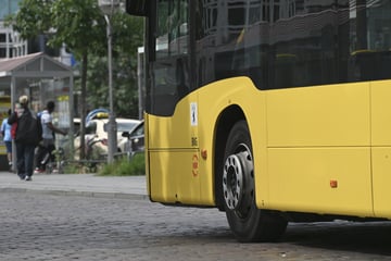 Berlin: Mann steigt aus Bus aus, würgt Rentner bewusstlos und greift Polizei an