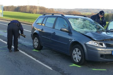 Renault knallt in Fußgängerin: 18-Jährige schwer verletzt - Scheibe völlig zerstört