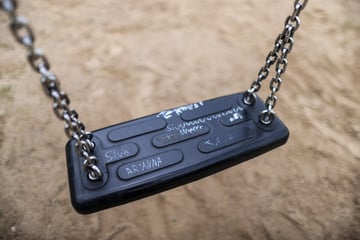 Berlin: Jugendgruppe überfällt Kinder auf Spielplatz: Zwei Jungs schwer verletzt!