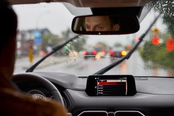 Mann wirft Bierdose auf fahrendes Auto und haut ab