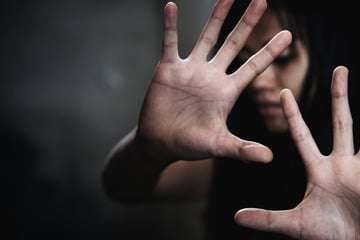 Mann soll jahrelang Freundinnen seiner Kinder missbraucht haben