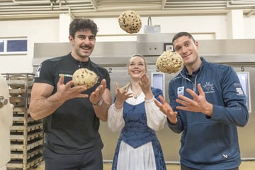 Dresden: Stollenmädchen zeigt Dresdens Spitzensportlern das Backen