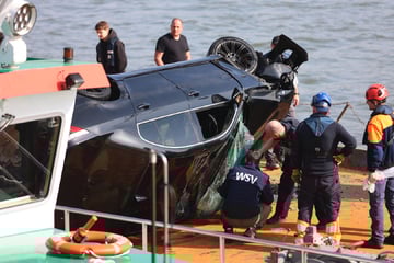 BMW rollt in Rhein: Fahrzeug geborgen, Fahrer weiter in Lebensgefahr