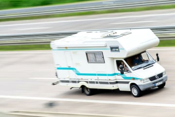 Unfall A8: Reifen geplatzt: Zwei Schwerverletzte bei Wohnmobil-Unfall