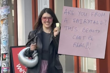 Berlin: Offline-Flirts in Berlin: Eine Frau verteilt Komplimente auf Post-its