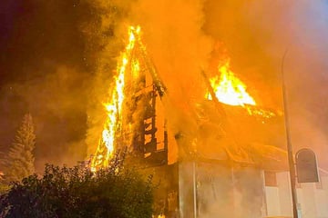 Kirche brennt lichterloh: 120 Kameraden stundenlang im Einsatz, riesiger Schaden