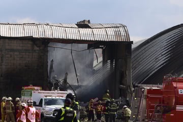 Tote und Vermisste nach vergeblicher Notlandung: Flugzeug stürzt in Werkstatt