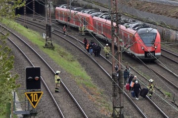 S-Bahn kracht in Oberleitung! Zug evakuiert
