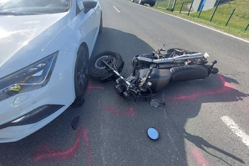 Motorradfahrerin bei Unfall schwer verletzt