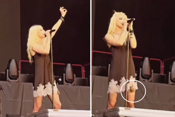 US-Sängerin schreit, als sie während ihres Auftritts sieht, was an ihrem Bein hängt