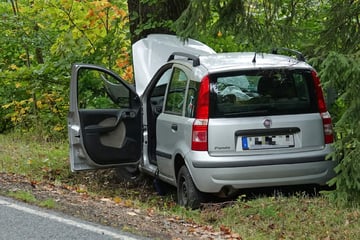 Übler Unfall in Mittelsachsen: Fiat fährt gegen Baum - Fahrerin (67) schwer verletzt