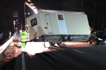 Toiletten-Häuschen auf Abwegen: Anhänger blockiert Bundesstraße