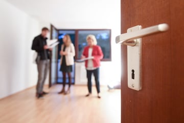 Köln: Böse Betrugsmasche in Köln: Wohnungssuchende um Tausende Euro abgezockt