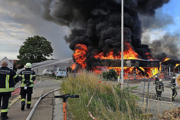 Brandstiftung? Millionenschaden bei Feuer in Ex-Autohaus: Polizei sucht Kinder oder Jugendliche