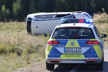 Unfall A72: Totalschaden am Kreuz Chemnitz: VW-Fahrer überschlägt sich
