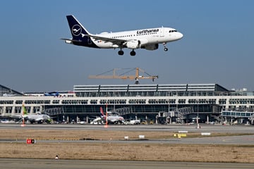Lufthansa: Medizinischer Notfall: Lufthansa-Flieger muss in Stuttgart zwischenlanden