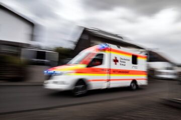 Magdeburgerin muss nach Kollision mit Lkw aus Auto gerettet werden