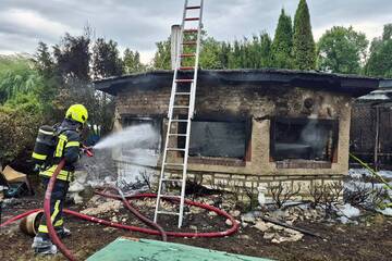 Dunkle Rauchwolke über Potsdam: Gartenlaube in Brand geraten