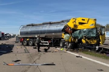 Unfall A2: Heftiger Lkw-Unfall auf A2: Strecke stundenlang gesperrt, Fahrer schwer verletzt