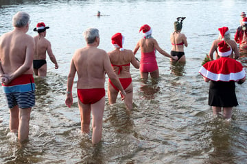 Berlin: Weihnachtsbaden in Berlin: Bibbern bei 4,1 Grad Wassertemperatur