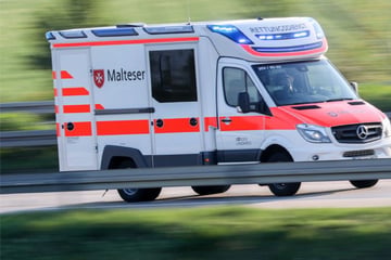 Auto mit jungen Menschen stürzt Abhang hinab: Vier teils schwer Verletzte