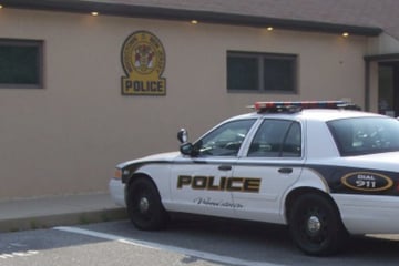 Mann stürmt Polizeiwache, kurz darauf werden Beamte zu Geburtshelfern