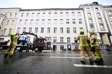 Berlin: Chaos in Berlin - Dachstuhl des fünfstöckigen Gebäude droht einzustürzen!