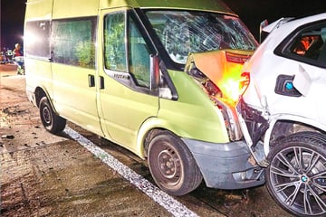 Unfall A17: BMW will liegen gebliebenen Opel umfahren: Hintermann verursacht Unfall