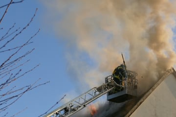 Feuer wütet in Einfamilienhaus: Dachstuhl einsturzgefährdet