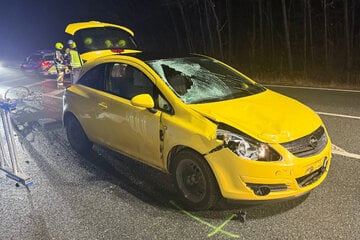 Junge Frau erfasst mit Auto Radfahrer, Senior stirbt noch auf Bundesstraße