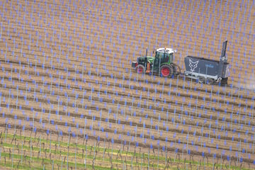 Trecker kippt in Weinberg um und begräbt jungen Mann unter sich