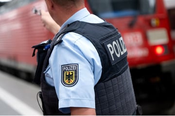 Mann eskaliert auf Bahnhof komplett und geht auf Polizeiautos los