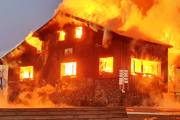 Historische Berghütte in der Rhön fällt Flammen zum Opfer