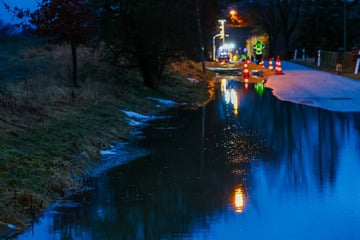 Gefährliche Überschwemmung bringt Häuser und Öltanks in Gefahr