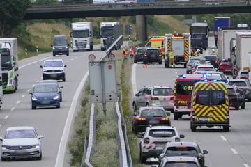 Unfall A14: Mehrere Autos krachen ineinander: A14 wegen Unfall voll gesperrt