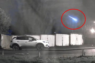 Asteroiden & Meteoriten: Kamera filmt hellen Strahl am Himmel: Was schießt da durch die Nacht?